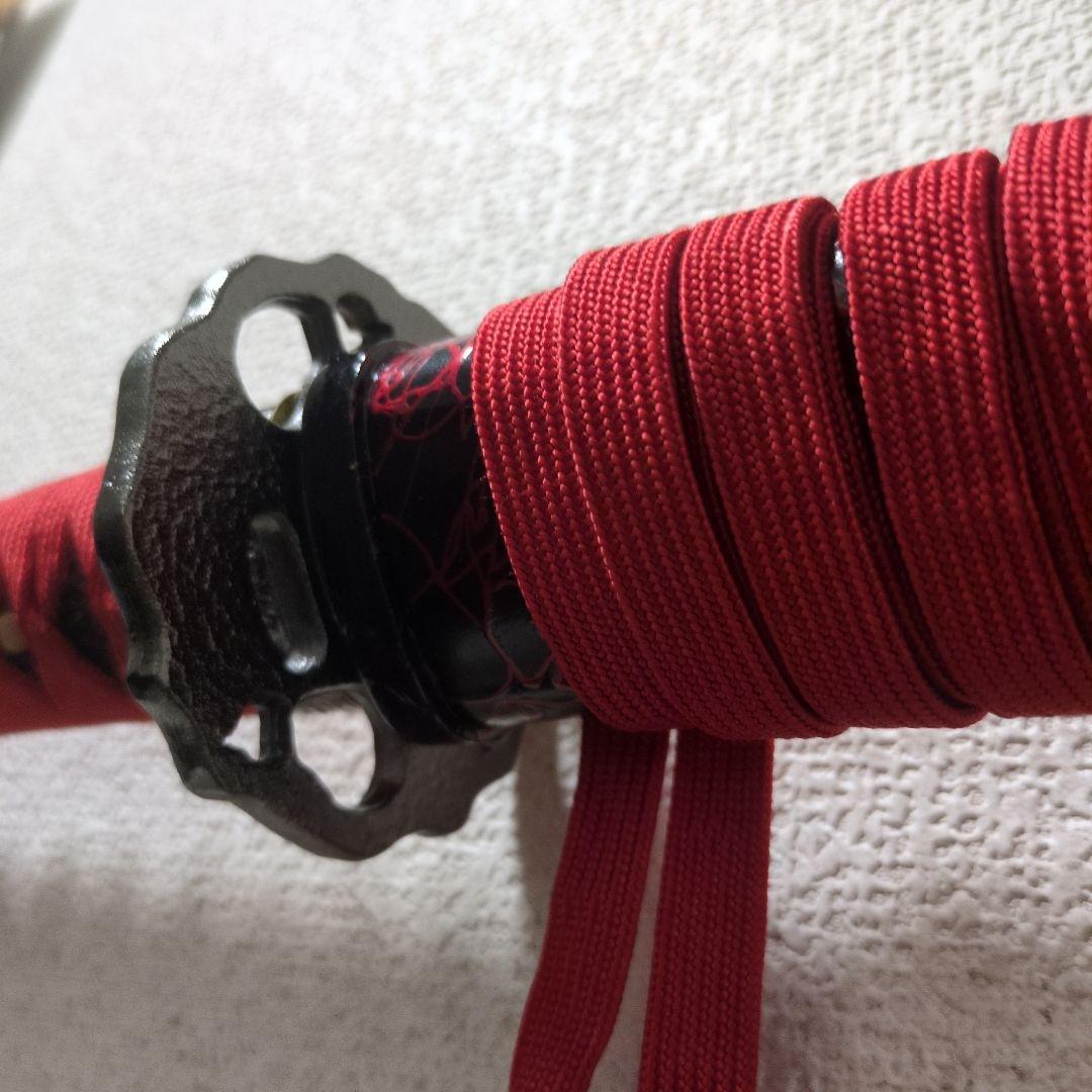 赤いハンドルの刀