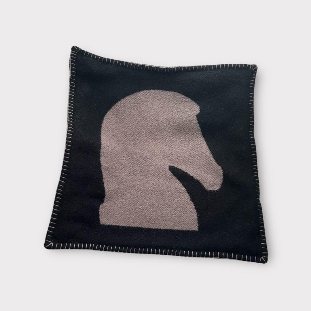 エルメスチェスナイトシルエットクッションカバー