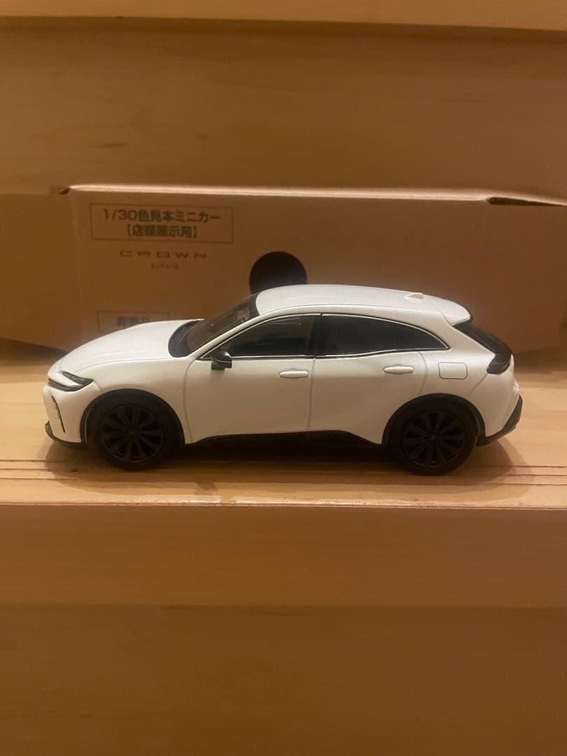 新型　トヨタ　クラウンエステート　カラーサンプル