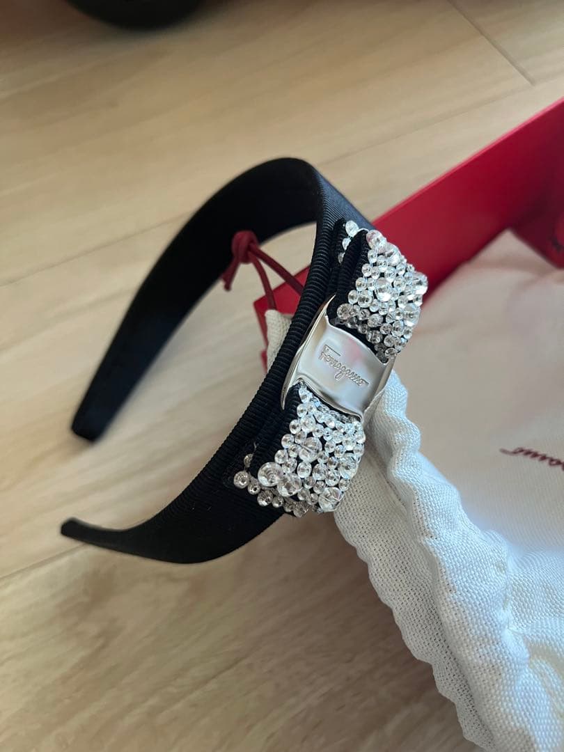FERRAGAMO クリスタル付きヘアバンド