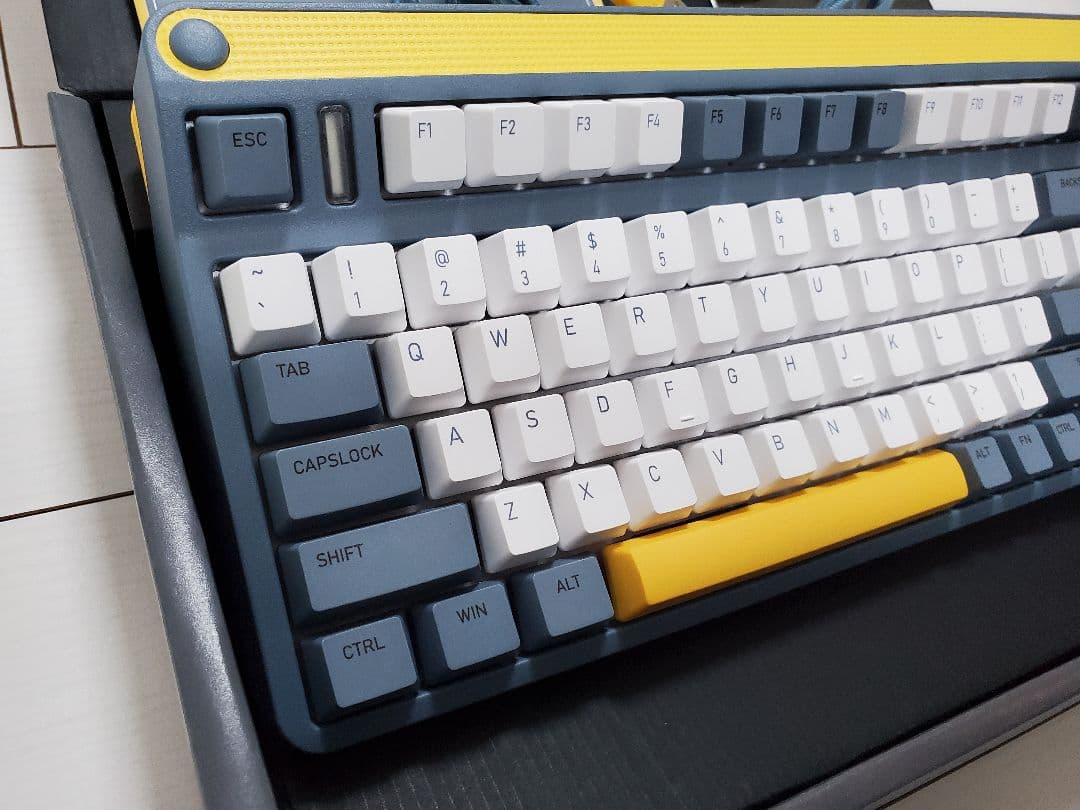 IQUNIX A80 メカニカルキーボード【赤軸】