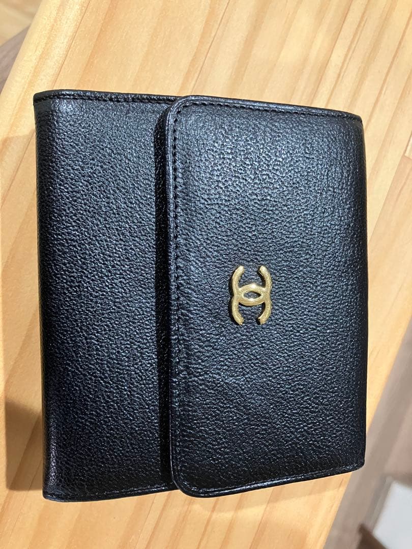 CHANEL ブラックレザー三つ折り財布