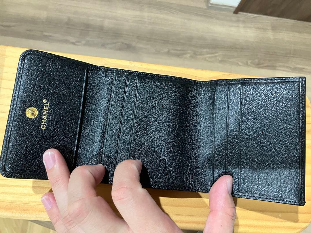 CHANEL ブラックレザー三つ折り財布