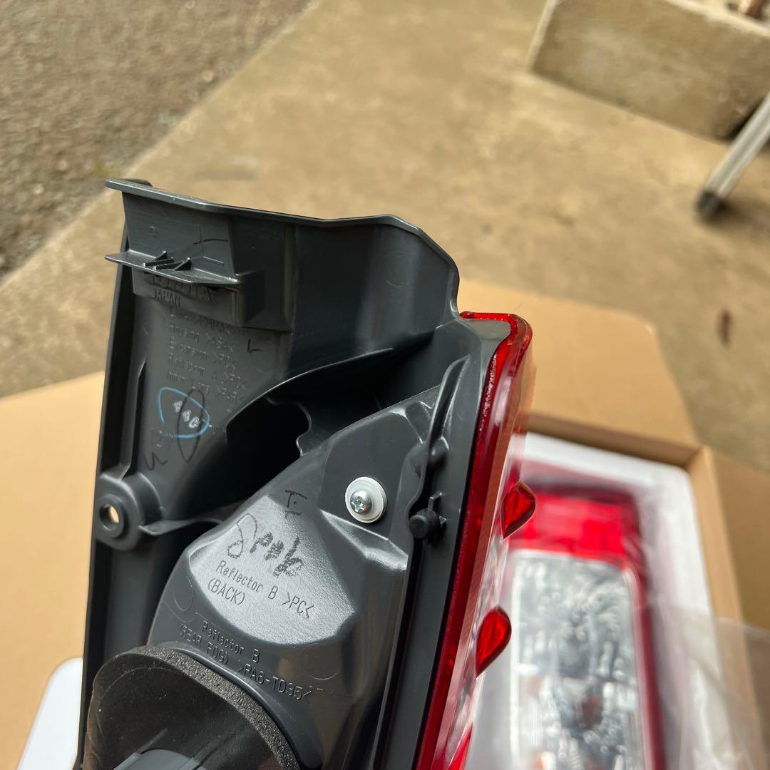 ハイエース8型純正テールランプ新車取り外し