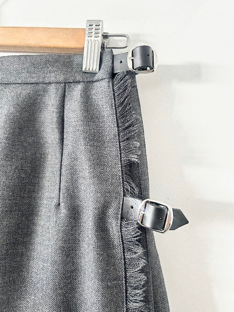 【美品】O'NEIL of DUBLIN　両脇ベルト 後プリーツスカート　グレー