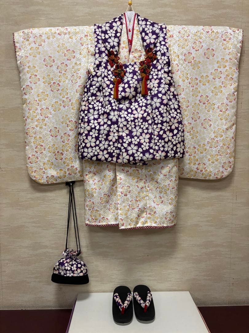 SALE 七五三　3歳女の子　着物・被布セット　紫に桜　オフベージュ　赤鹿子柄