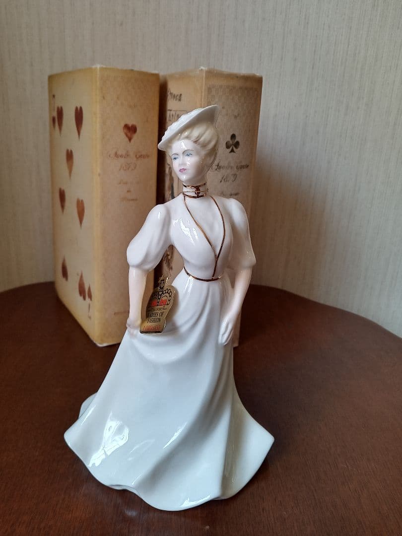 コールポートフィギュリン　白いドレス