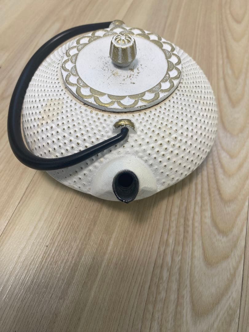 南部鉄器【南部宝生堂 及富 OITOMI】令和霰　瓶敷セット (ホワイト 白）