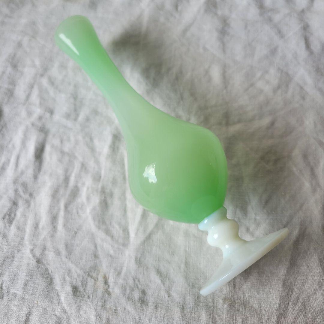 フランス　アンティーク　オパリンガラス　フラワーベース　グリーン