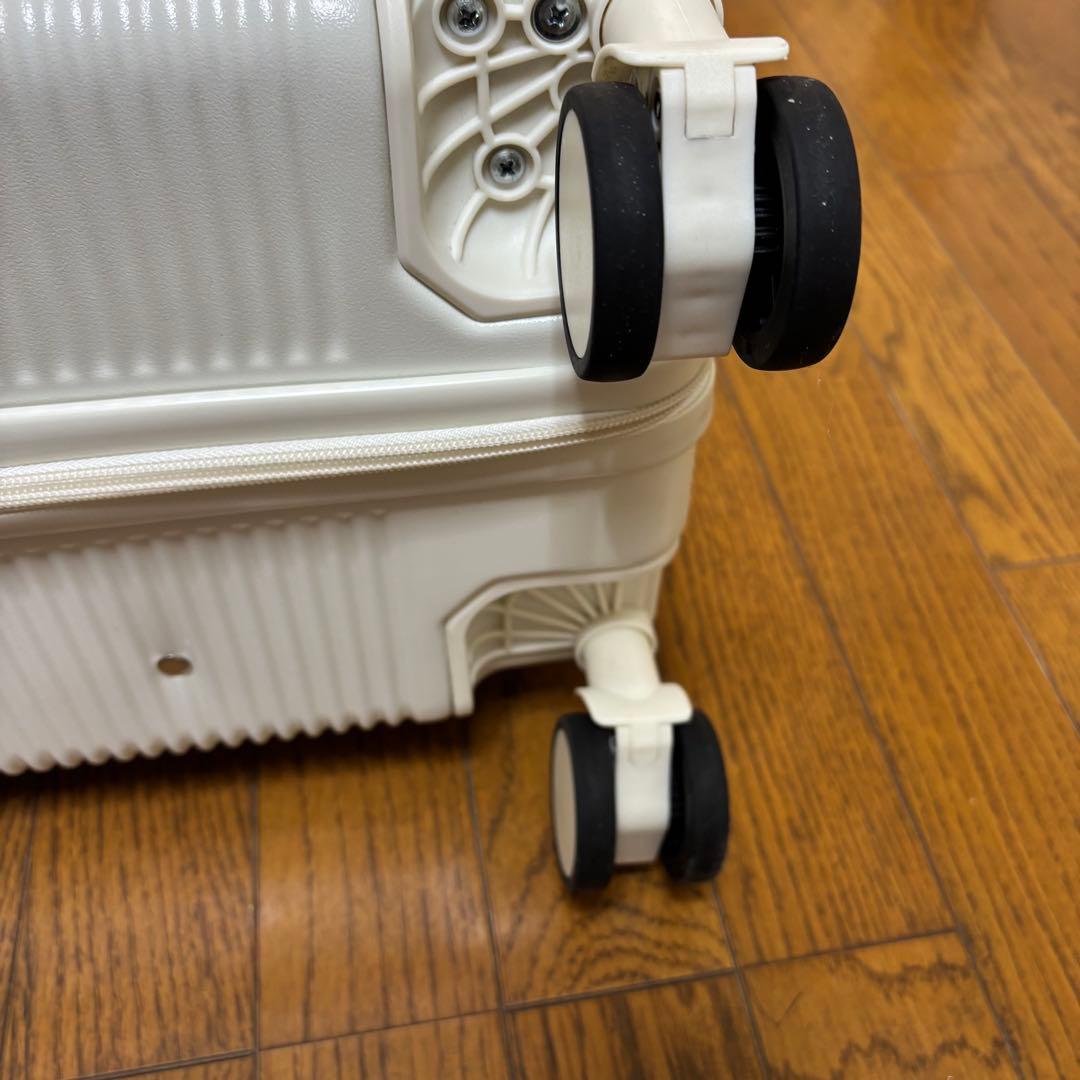 【るるれれろ】B4U スーツケース　Mサイズ　ホワイト