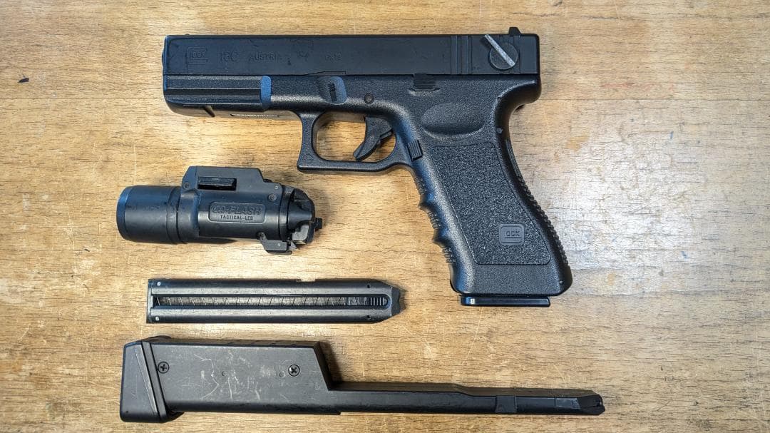 東京マルイ　電動ハンドガン　グロック 18C　ロンマガ　ライト付き