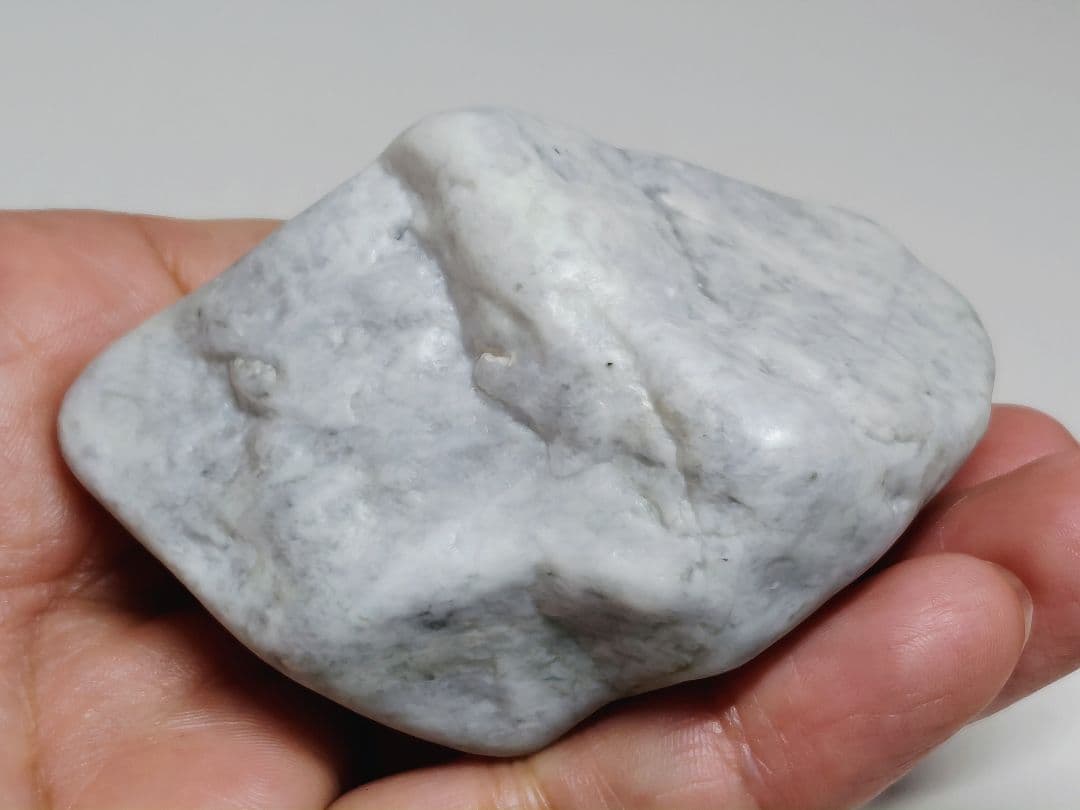 ヨシオ 189g 翡翠 ヒスイ 原石 鑑賞石 自然石 誕生石 鉱物 鉱石 水石