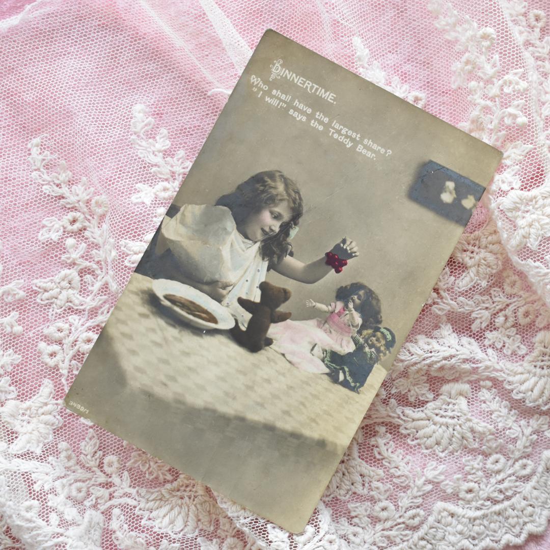 アンティークポストカード　少女とベアとお人形のディナータイム