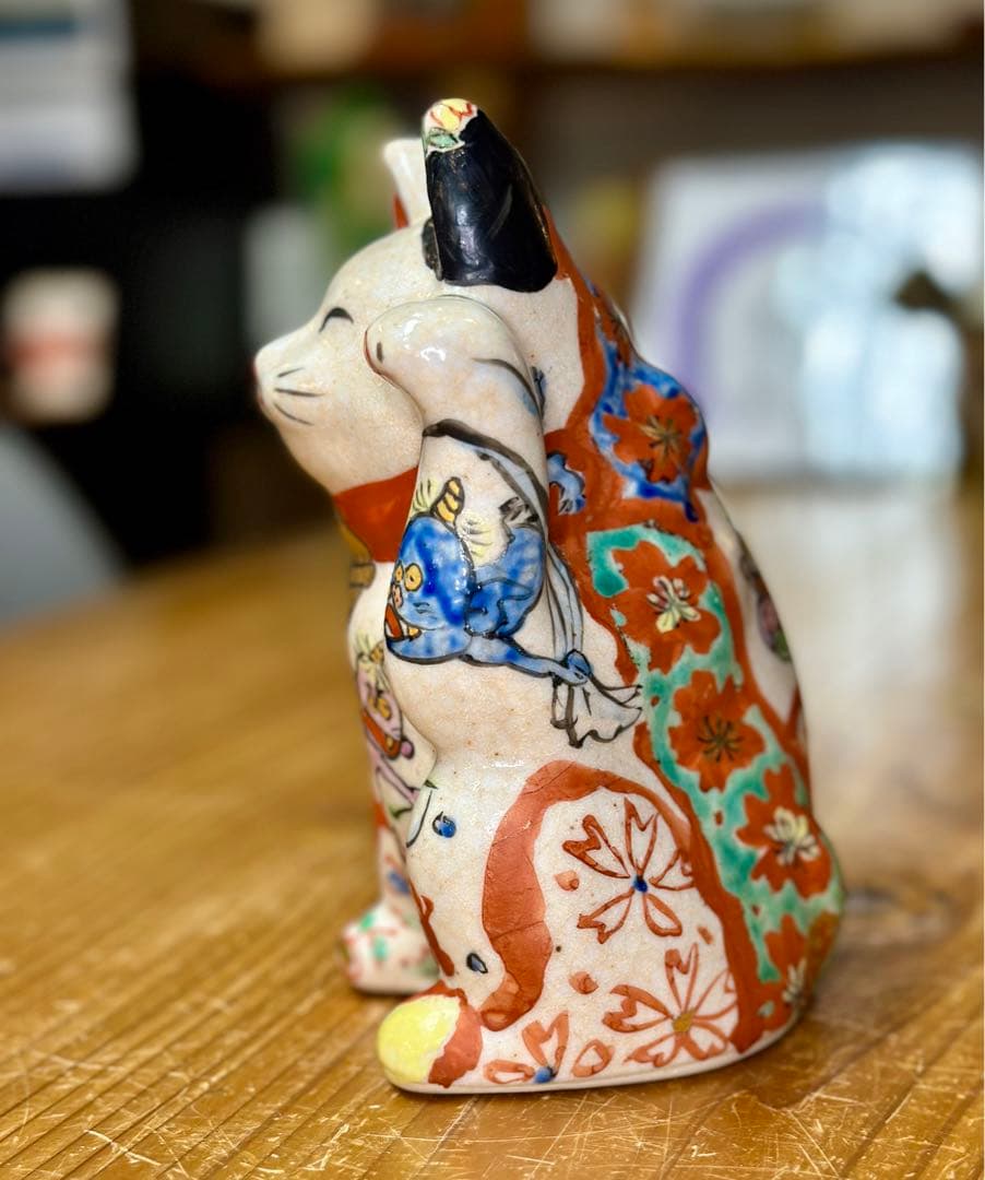 招き猫　左手　小鬼山笑う　女流陶芸作家　和田一人　陶器　高さ約17.6cm