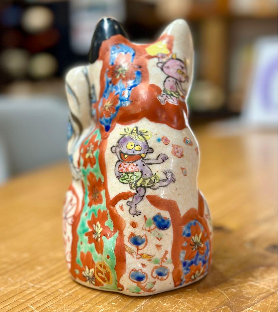 招き猫　左手　小鬼山笑う　女流陶芸作家　和田一人　陶器　高さ約17.6cm