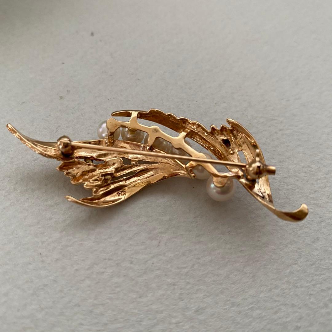 K14アコヤパールサファイアブローチ　羽毛のようなお洒落なデザイン