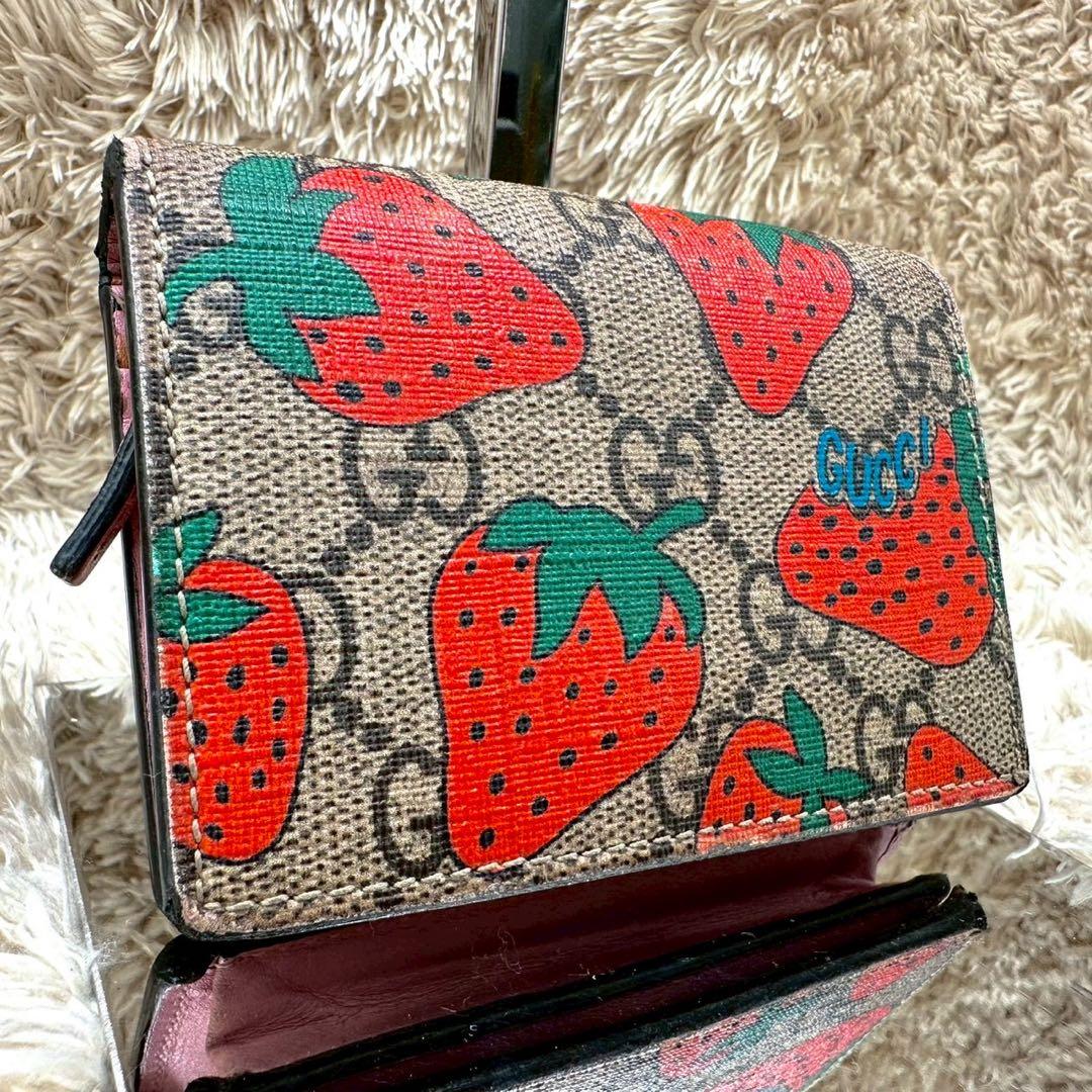 【美品】グッチ 二つ折り財布 ベージュ ピンク いちご スプリーム GG柄