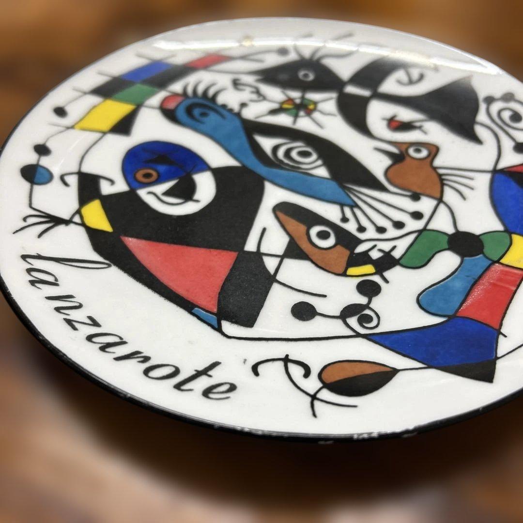 ジョアン・ミロの作品を描いたシュルレアリスムアートのプレート