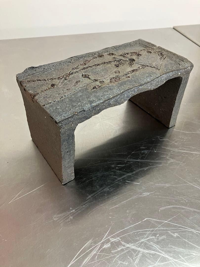 陶器　信楽焼　銀彩の脚付き台　炭化窯変　手作り一品物　お洒落　高級ディスプレイ