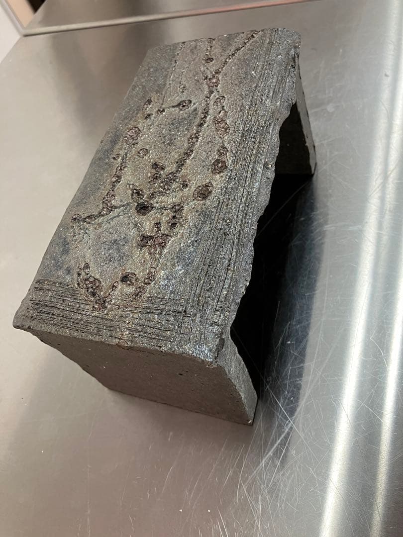 陶器　信楽焼　銀彩の脚付き台　炭化窯変　手作り一品物　お洒落　高級ディスプレイ