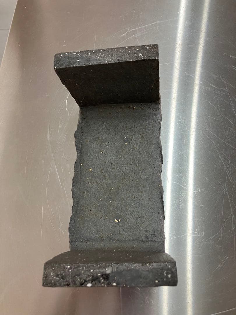 陶器　信楽焼　銀彩の脚付き台　炭化窯変　手作り一品物　お洒落　高級ディスプレイ