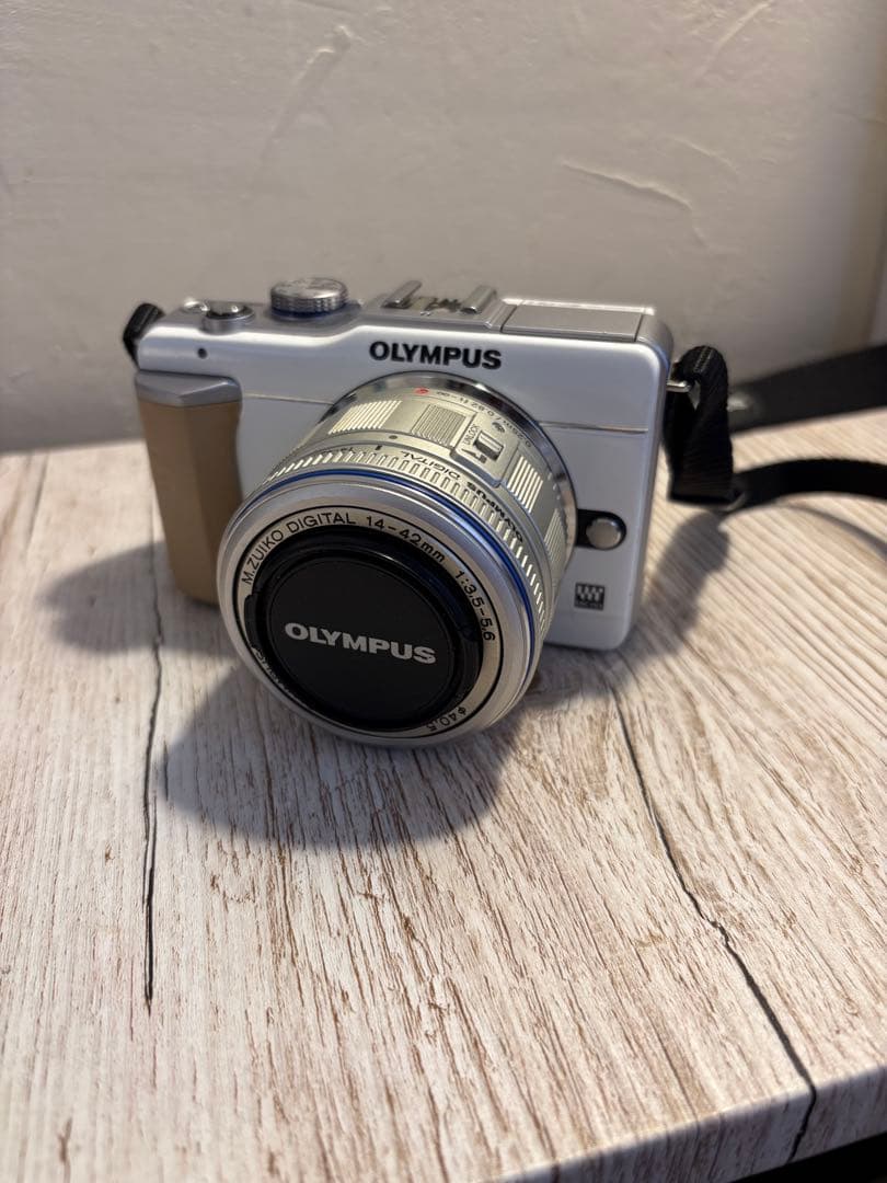 オリンパス・ペン Lite E-PL1 ボディ ホワイト/シルバー