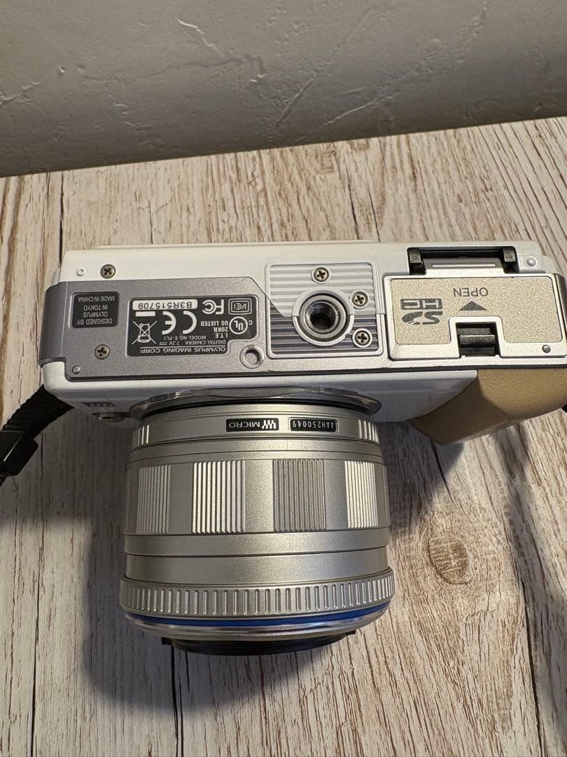 オリンパス・ペン Lite E-PL1 ボディ ホワイト/シルバー