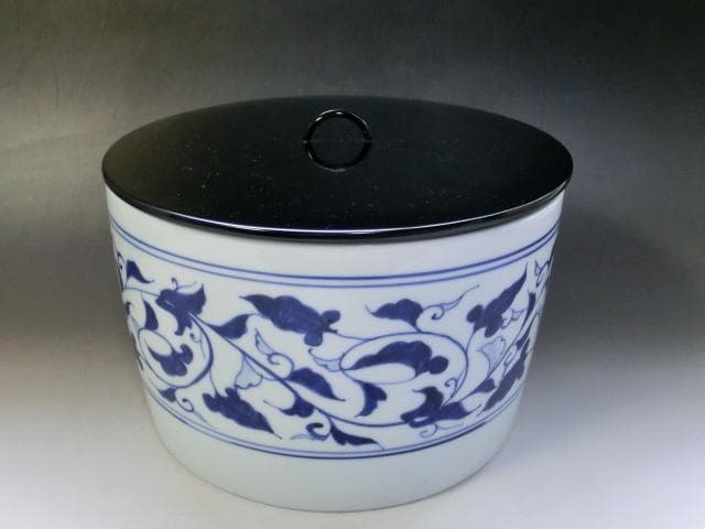 水指■砥部焼 佐川 作 染付唐草紋 大振り水さし 大きい 共箱 漆器蓋 お茶道具