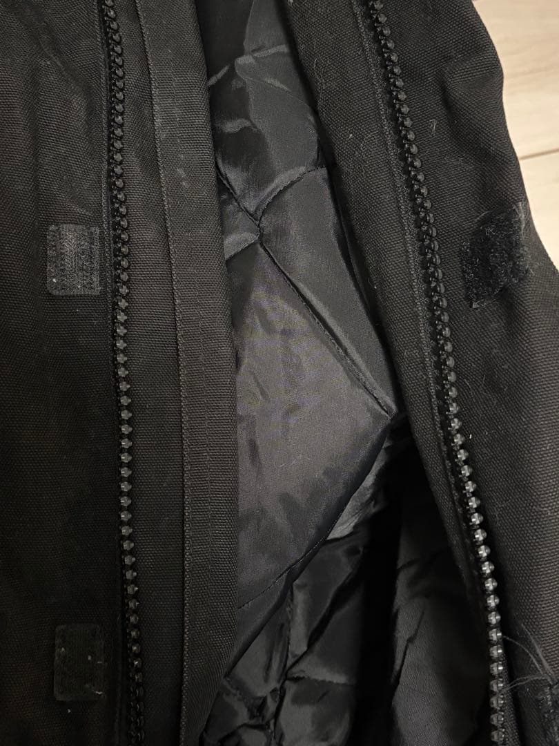 黒のフード付きジャケット Carhartt