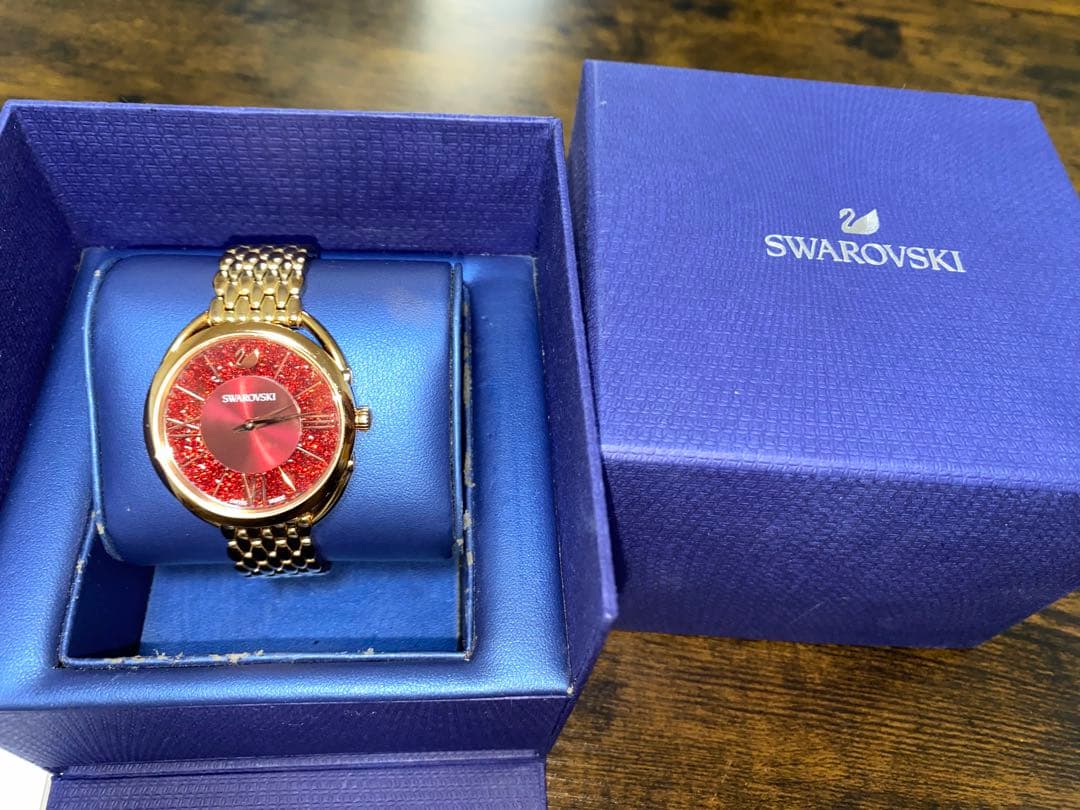 Swarovski レッド ラメ入り 時計