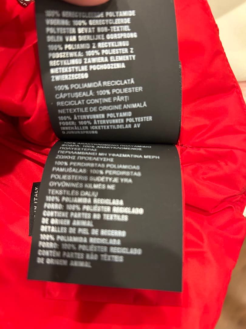 PRADA 赤 フード付きダウンジャケット