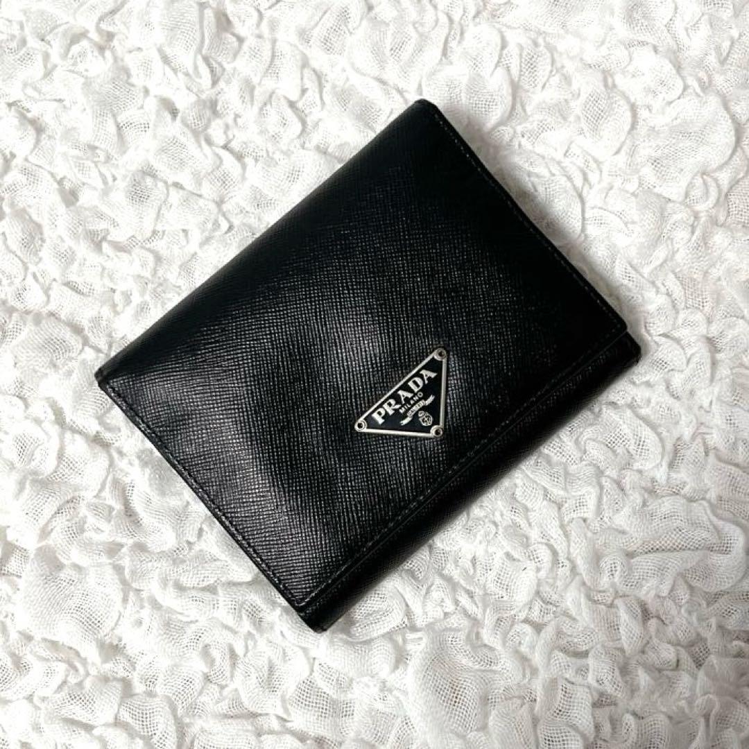 PRADA ブラック 三つ折り財布　プラダ　黒　サフィアーノレザー　コンパクト