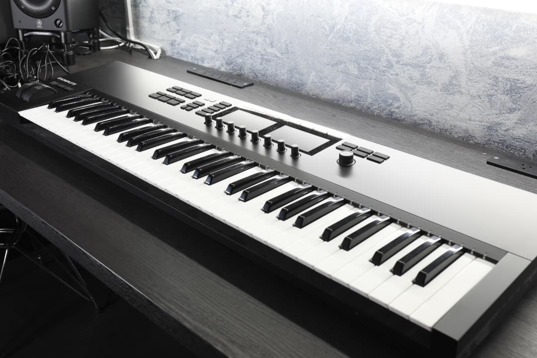 KOMPLETE KONTROL S61 MK2 キーボード