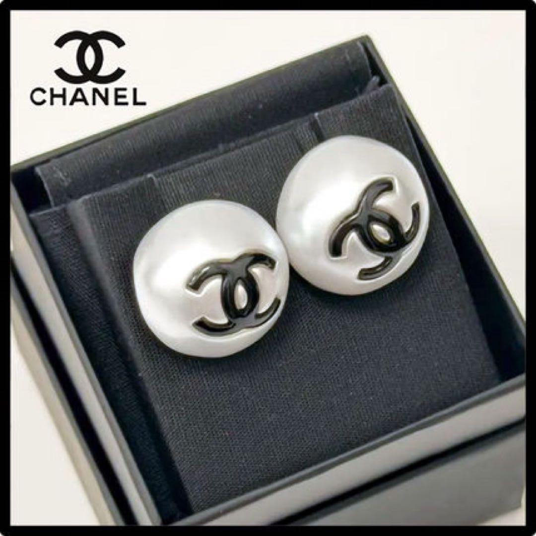 CHANEL パール調ボタン型ピアス　レア商品値下げ不可