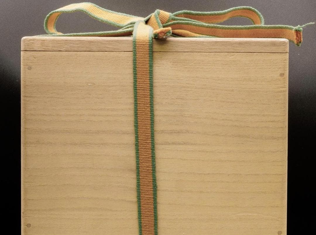 初代柳海剛 高麗青磁 三足香炉 幅14.9cmx高18cm 底部に描き銘 共箱付