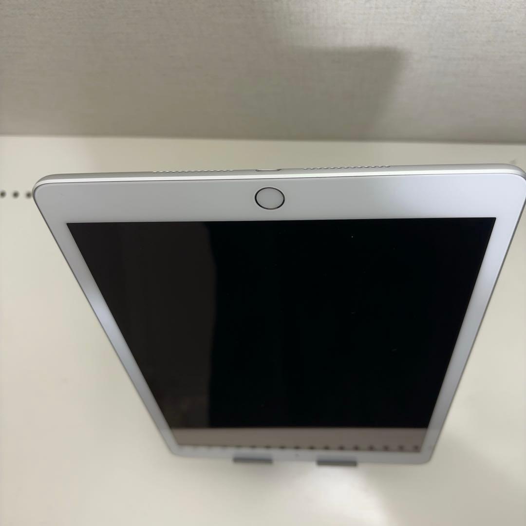 早い者勝ち　iPad 第８世代　32GB