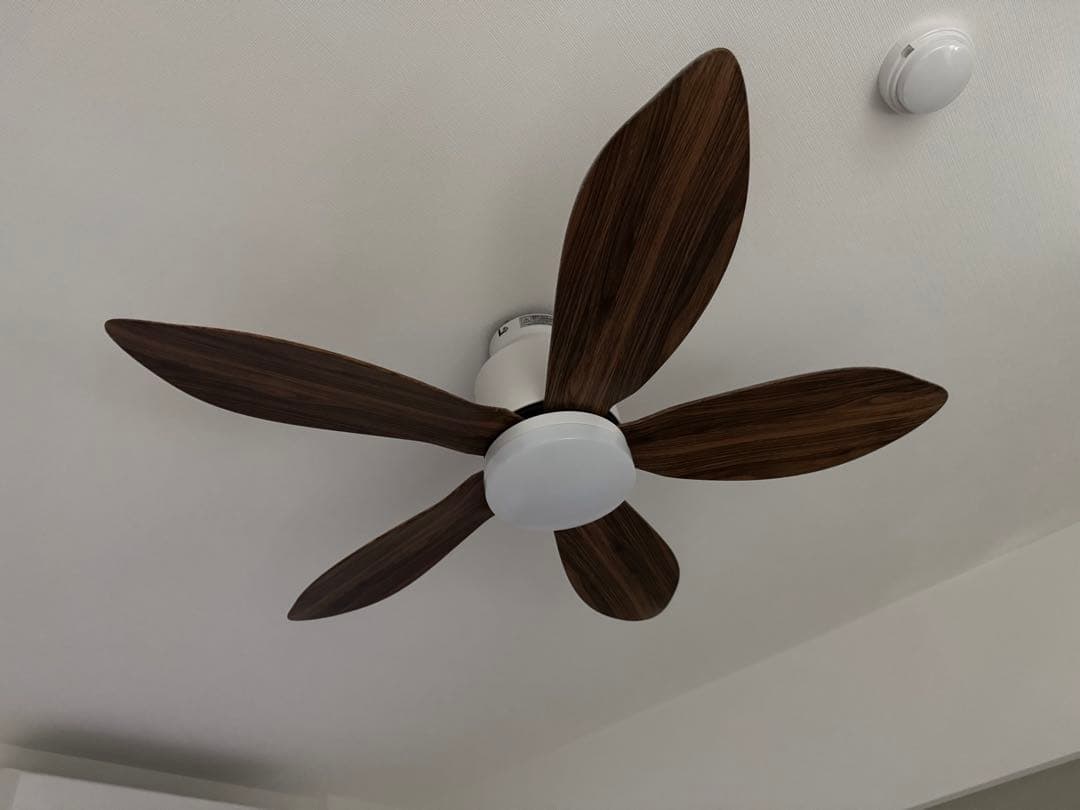 葉っぱ型シーリングファン LEDライト付き