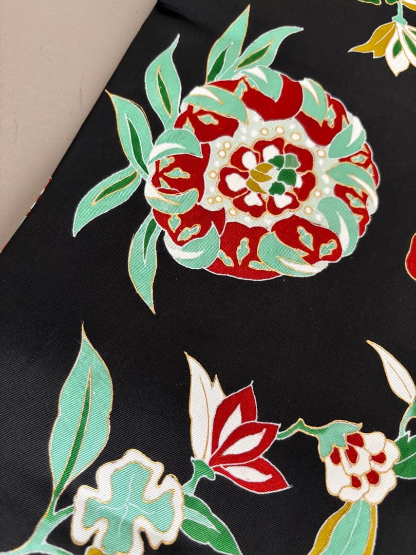 正絹 塩瀬 九寸名古屋帯 黒地 花唐草 友禅染め 赤×グリーン×白×ベージュ