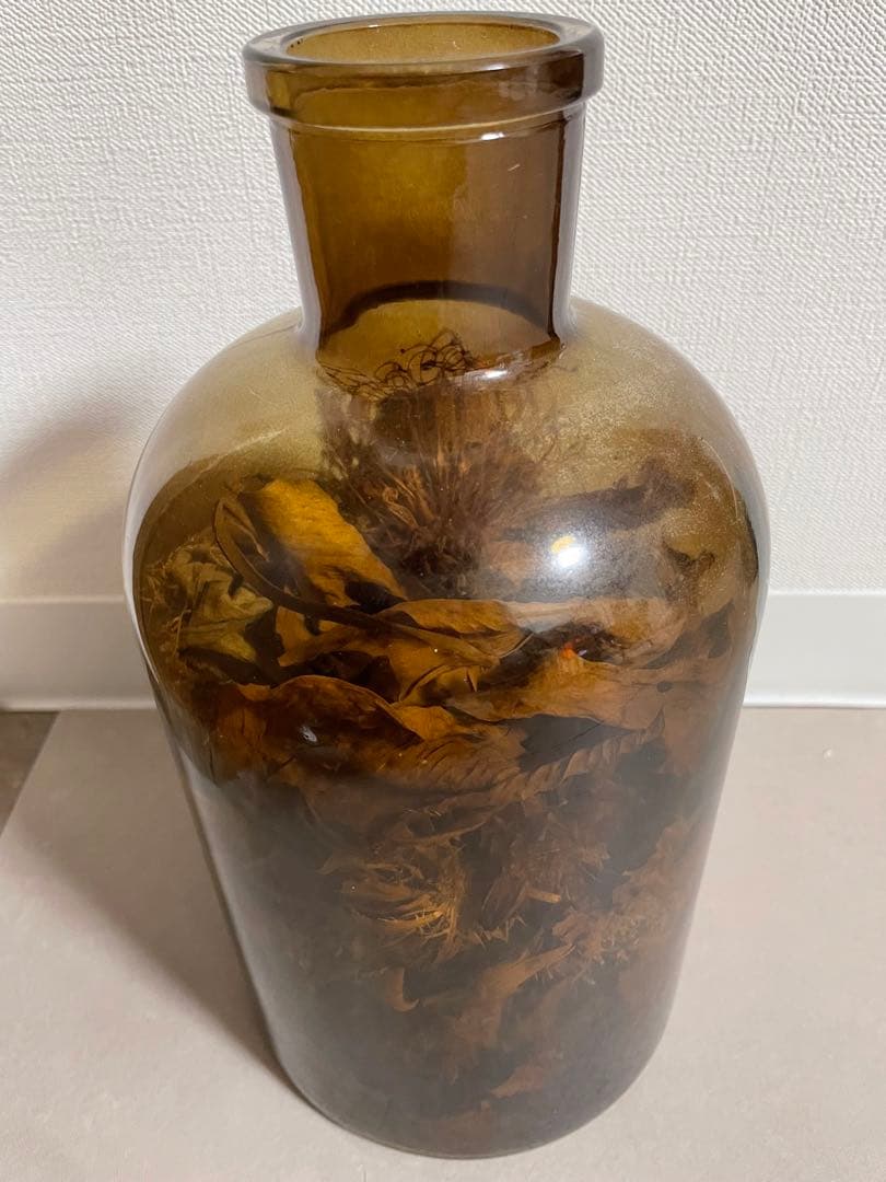 ドライフラワー入りブラウンガラスビン