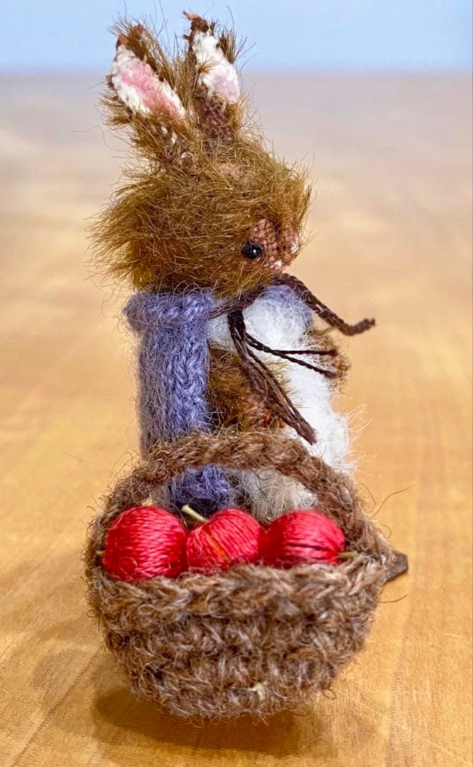 moriのえほん様　りんごを持った紫マントの茶色うさぎ　ミニチュアぬいぐるみ