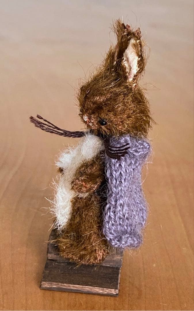 moriのえほん様　りんごを持った紫マントの茶色うさぎ　ミニチュアぬいぐるみ