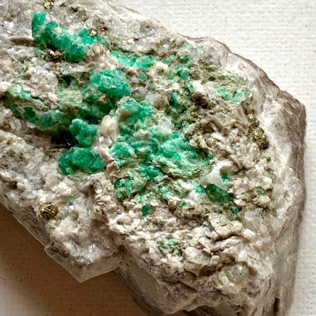 可愛いエメラルド大きめ母岩上標本189g