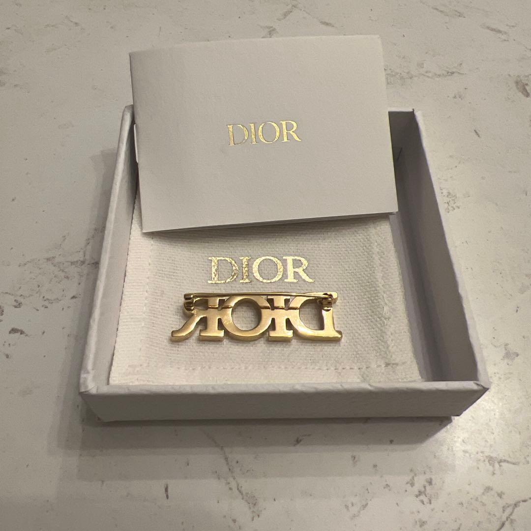 クリスチャンディオール ロゴ ラインストーン ブローチ レディース ゴールド