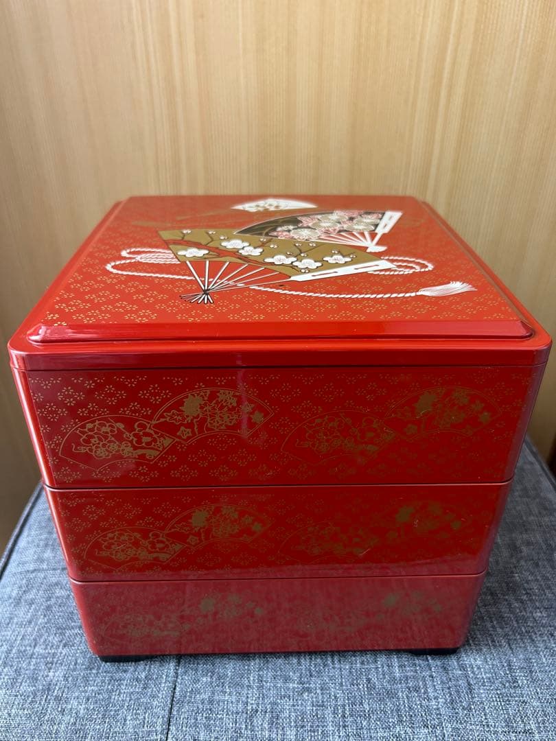 【お値下げ❣️】赤い漆器のお重箱❣️3層 扇子と花の模様　和風　お正月