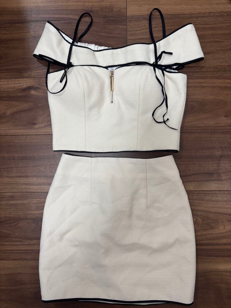 オフショルダー ホワイトミニドレス