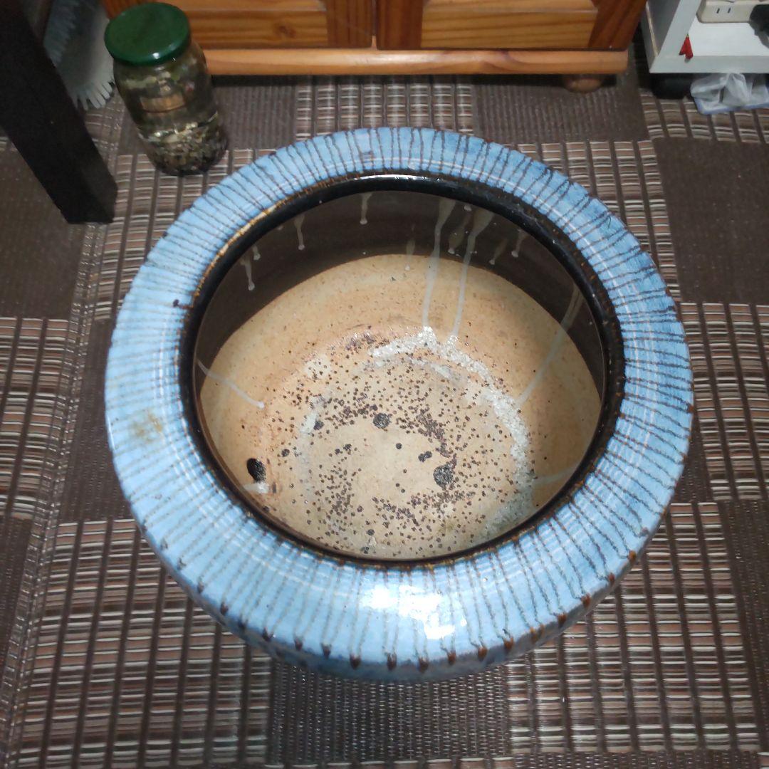 青と白の陶器製 火鉢