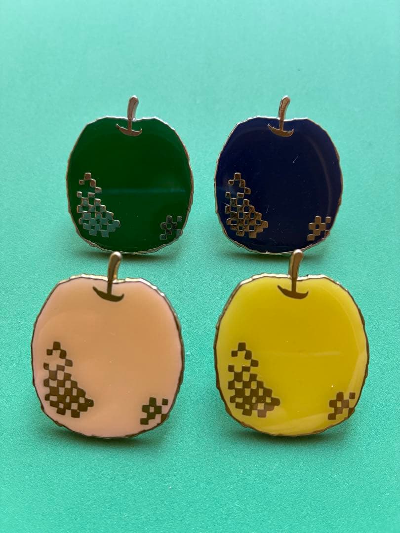 ミナペルホネン　mela リンゴ の ピンバッジ 4個