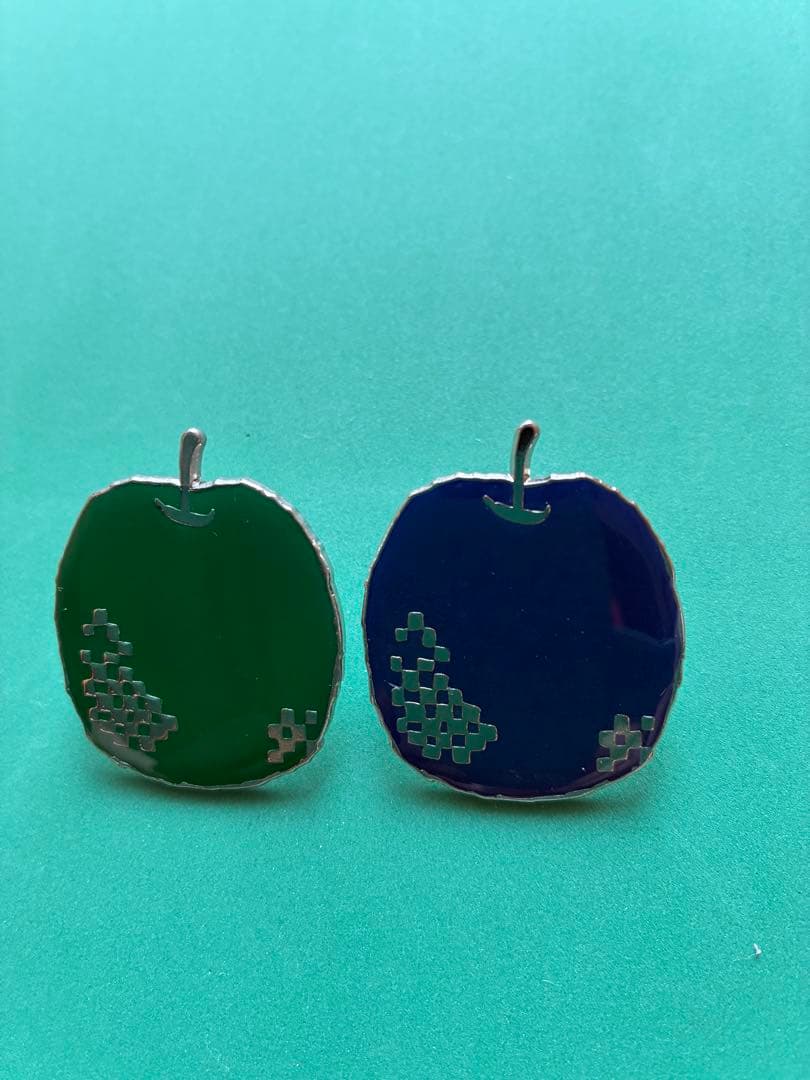ミナペルホネン　mela リンゴ の ピンバッジ 4個