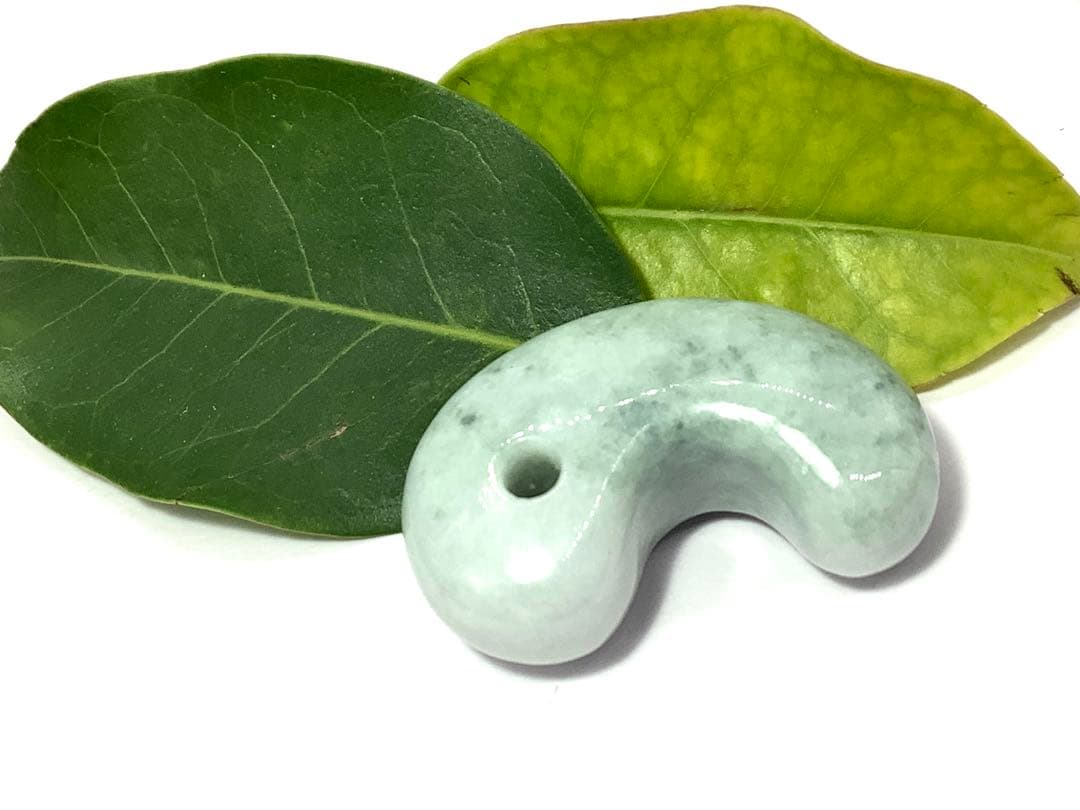 ⭕️高価な氷種　糸魚川翡翠勾玉*ジェダイト　10万円以下ではありません‼️ 鑑定済み