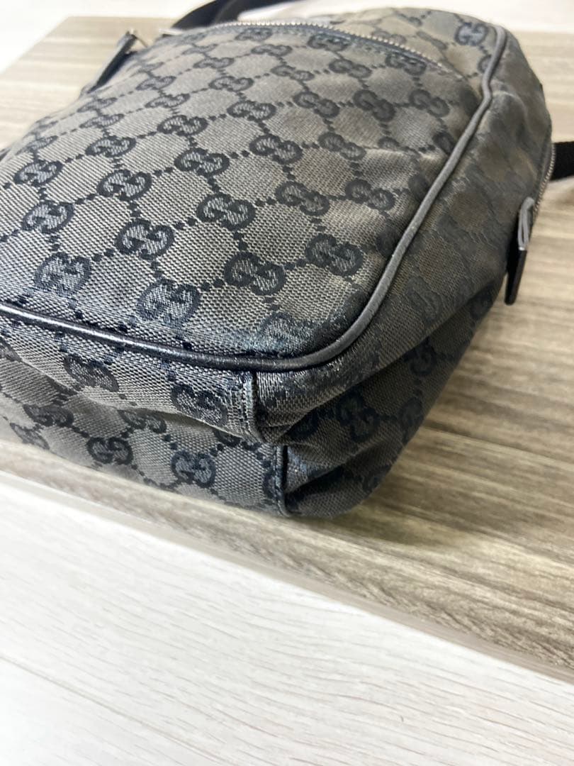 GUCCI ショルダーバッグ　GG柄　キャンバス　黒　斜め掛け　ロゴプレート